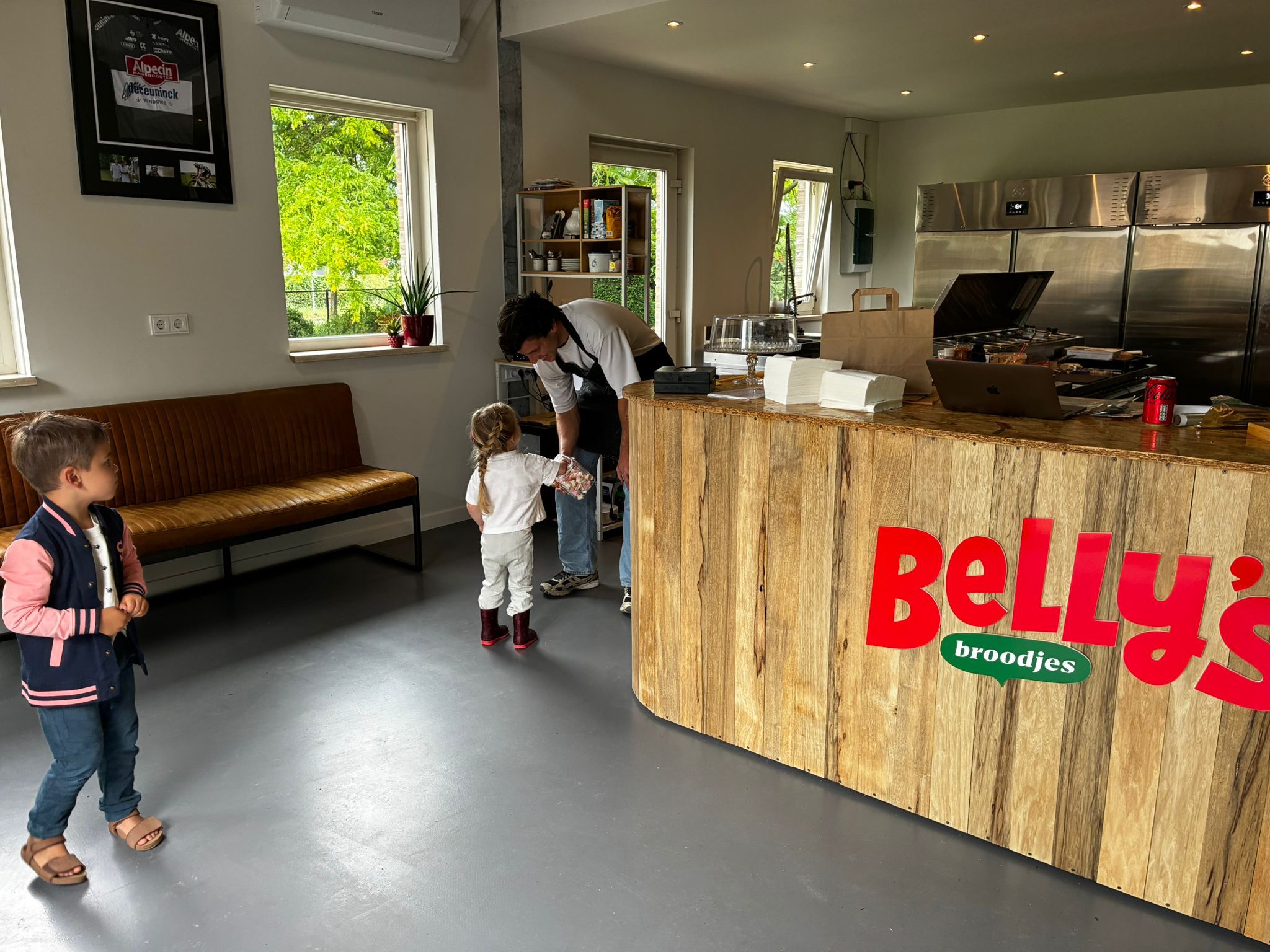 Binnen bij Belly's Broodjes aan de Ambachtlaan in Etten-Leur