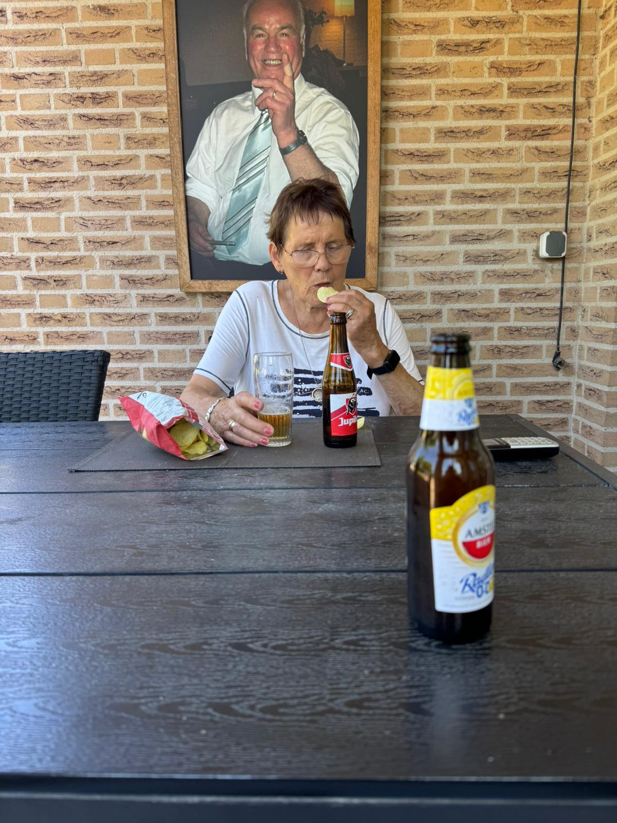 Oma Bets van Belly's Broodjes met een biertje en een zak chips