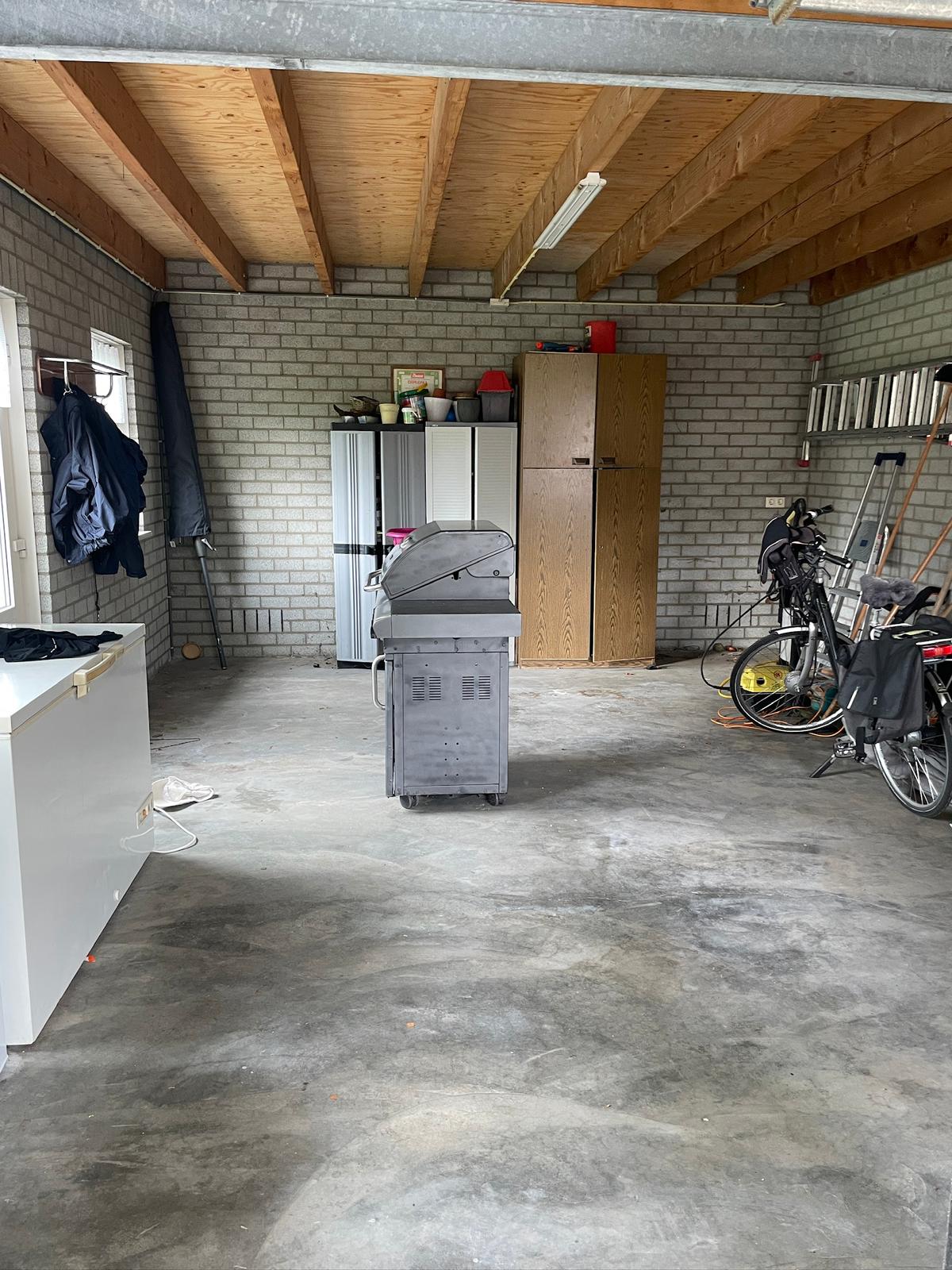 De garage van oma Bets voor de verbouwing tot broodjeszaak