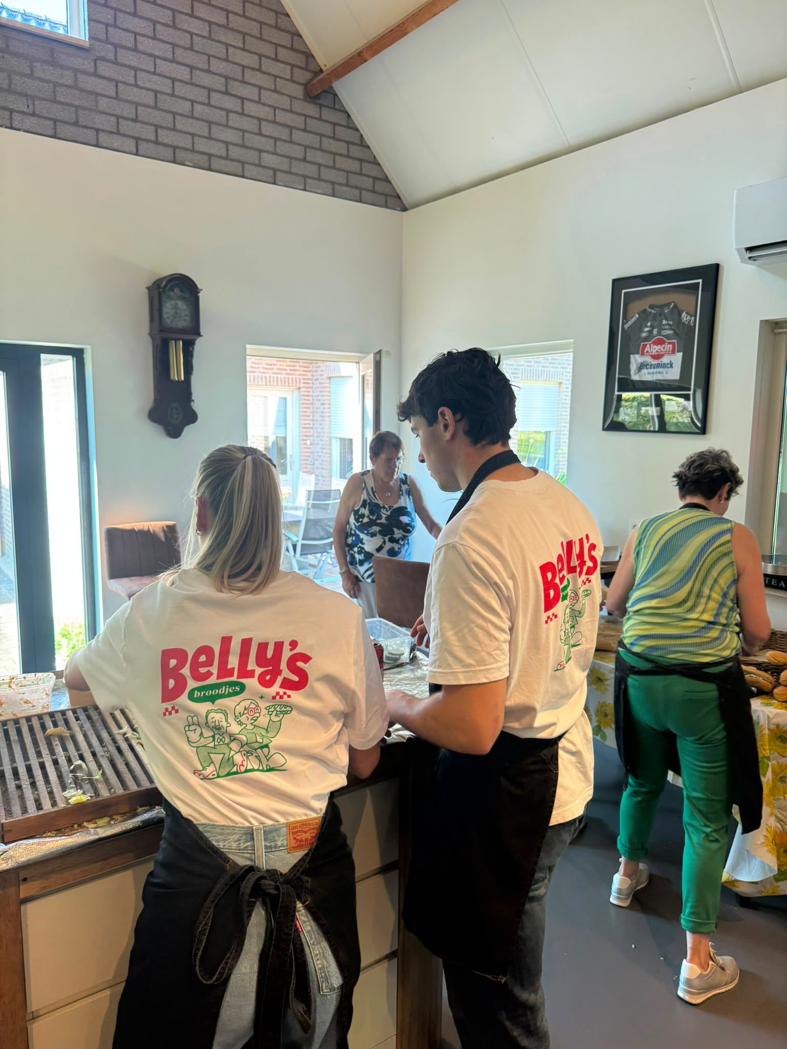 Het team van Belly's Broodjes maakt een grote bestelling broodjes klaar