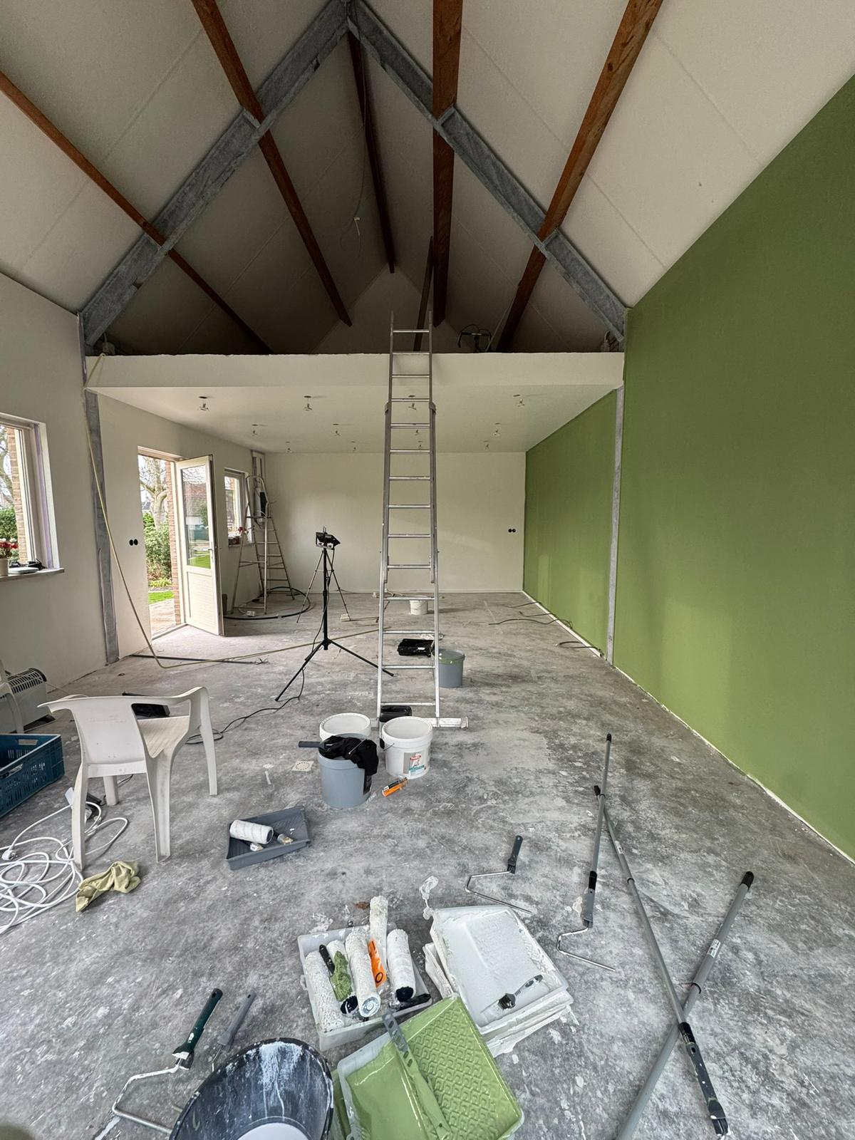 De verbouwing van de schuur tot broodjeszaak met de groene muur
